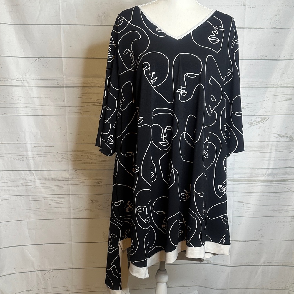 Black & White Face-Print V-Neck Tunic